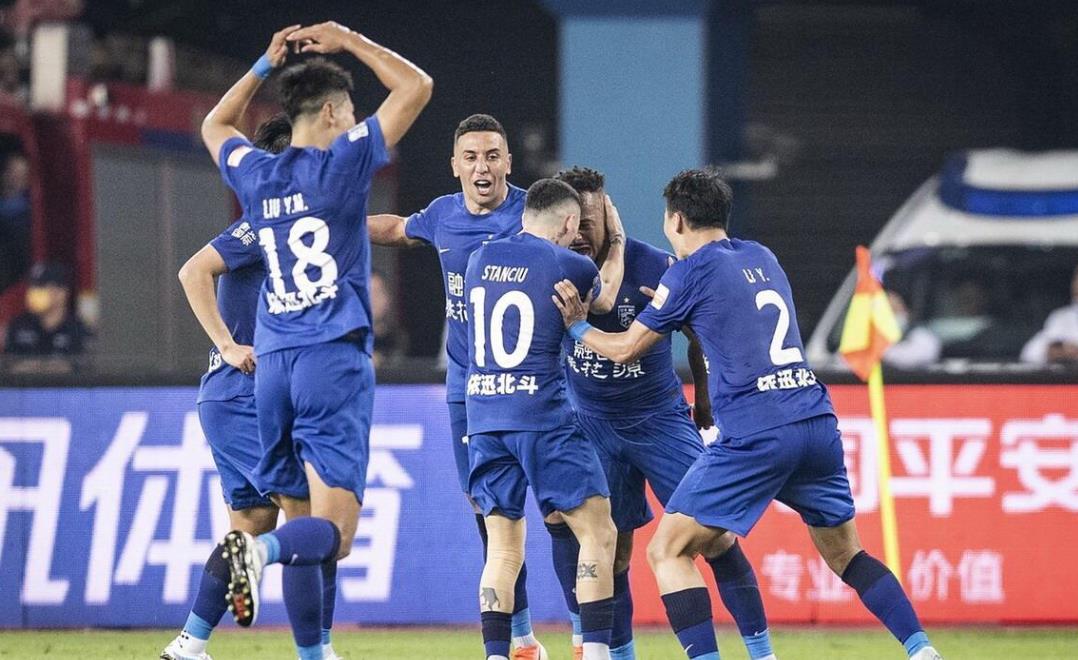 包含武汉三镇转会期刷新队史纪录，志在欧冠名次提升，质疑声仍在，资深球员宣示担当的词条