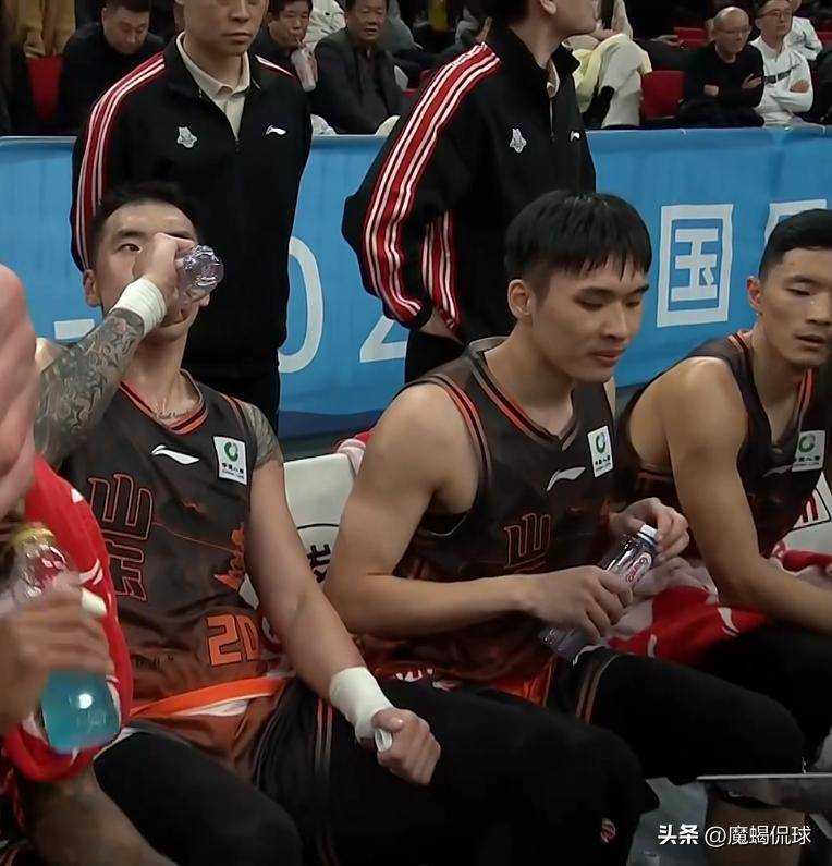 包含法兰克福清晨再遭质疑欧超杯今夜刷纪录，这一次真的赛前山东男篮调整名单以备欧超杯的词条